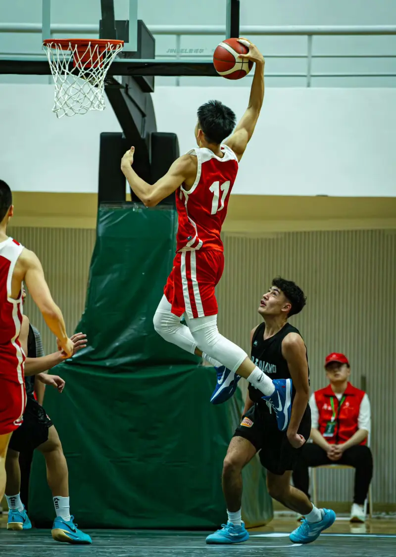 开云体育-实战飞扣+疯狂抡板，张淳智这身体太爆炸了吧！