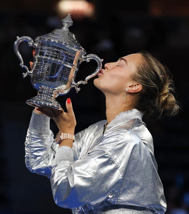 kaiyun-从发布会喝酒到让男同事扮自己，萨巴伦卡是献瓜女王还是榜样女郎