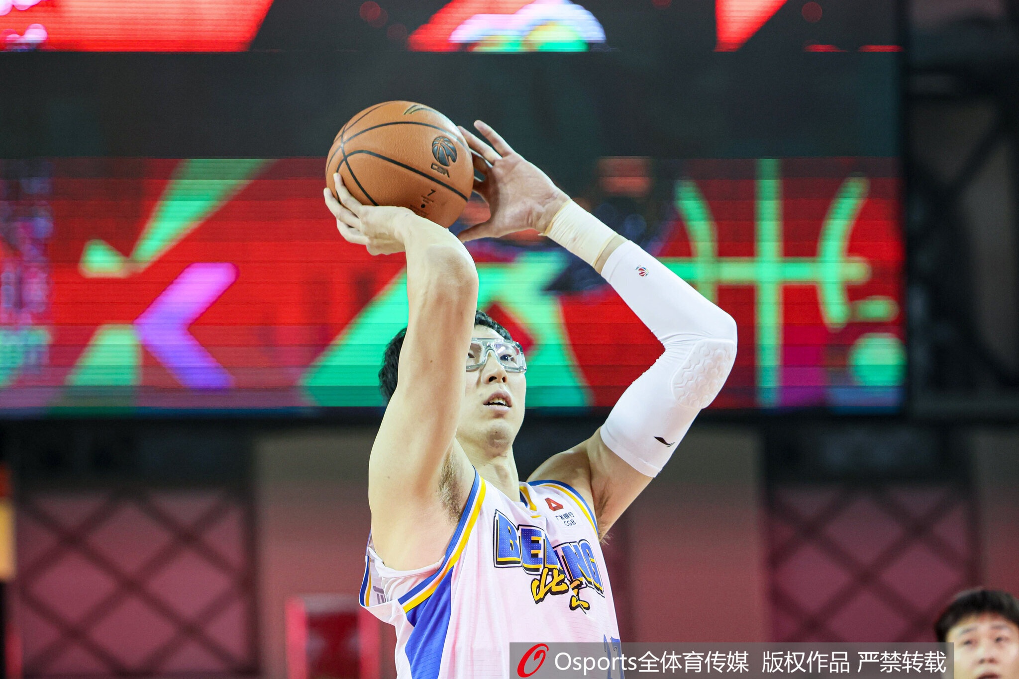 开云官网-直接对位！周琦半场7分5板1助1帽VS王哲林10分10板2助&amp;6前场板